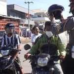 Polres Sumbawa Bagikan Helm Kepada Pengendara