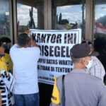 Kesal, Kader Golkar Segel Kantornya