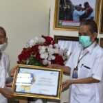 Sukseskan Sensus Penduduk Online, Bupati Sumbawa Terima Penghargaan dari BPS