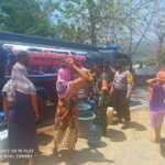 Dalmas Polres Sumbawa Salurkan Air Bersih di Desa Kukin