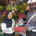 Kurangi Penularan, Satlantas Polres Sumbawa Bagi Masker dan Handsanitizer