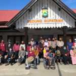 Hut Lalu Lintas, Polres Sumbawa Berikan Kursi Roda untuk Penyandang Disabilitas