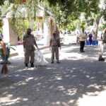 Belasan Orang Tidak Gunakan Masker Dihukum Jadi Tukang Sapu