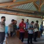 Kapolres Serahkan Hadiah Pemenang Lomba Kampung Sehat di Buer