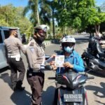 Satlantas Polres Sumbawa Ajak Pengendara Tetap Disiplin Protokol Kesehatan