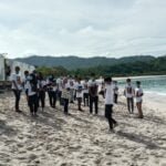 Amman Mineral Gandeng Pemuda Pemudi Bersihkan Pantai Maluk