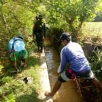 Koramil Moyo Hulu Bersama Masyarakat Bersihkan Saluran Irigasi
