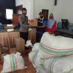 Personil Polres Sumbawa Urunan Bantu Korban Kebakaran