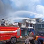 Gerak Cepat, Water Canon Polres Sumbawa Padamkan Kebakaran di Pertokoan