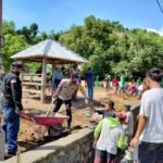 Bhabinkamtibmas Desa Mokong Gotong Royong Bersama Warga