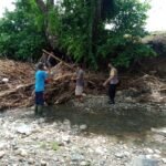 Bhabinkamtibmas Semamung Gotong Royong Bersama Warga