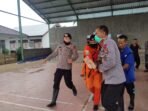 Brimob Sumbawa Sigap Evakuasi Korban Banjir
