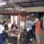 Satlantas Polres Sumbawa Bagi-bagi Masker Gratis