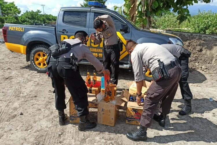 Puluhan botol miras dimusnahkan