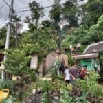 KSB Diguyur Hujan, Maluk Kebanjiran, Pohon dan Tiang Listrik Tumbang