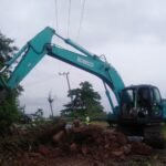 Material Longsor di Nanga Tumpu Mulai Dibersihkan