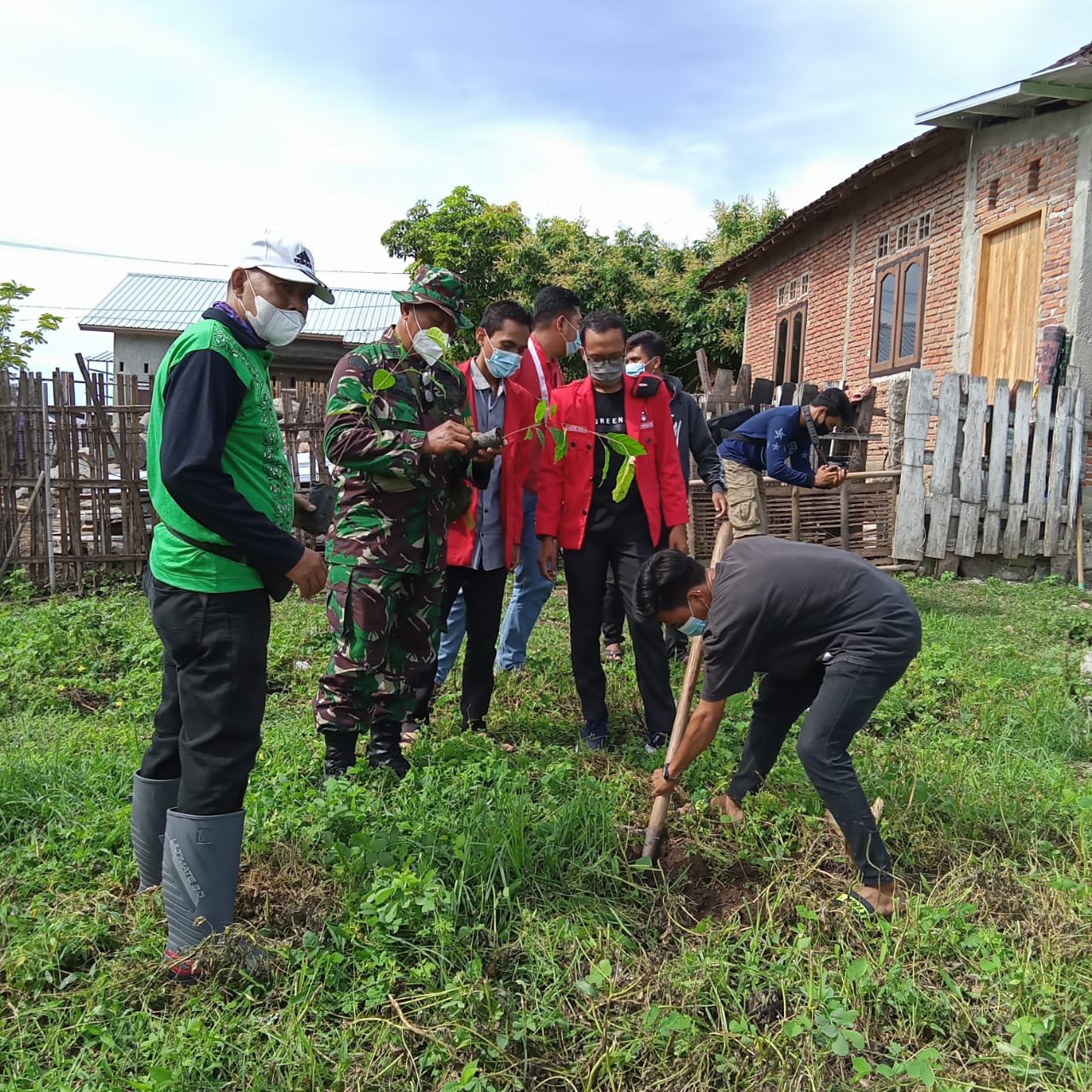 Gandeng Pemdes Poto, GMNI Sumbawa Lakukan Penghijauan