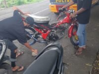 Dihadapan Polisi, Pengendara Hancurkan Knalpot Racing