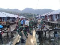 Kodim 1628/SB Bersama Masyarakat Perbaiki Jalan Rumah Apung