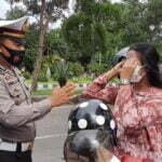 Satlantas Polres Sumbawa Ingatkan Pengendara Gunakan Helm dan Patuhi Prokes