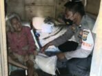 Bhabinkamtibmas Pekat Sisihkan Gaji Santuni Lansia