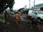 Bhabinkamtibmas Doromelo Bersama Koramil Manggelewa Swadaya Perbaiki Jalan Rusak