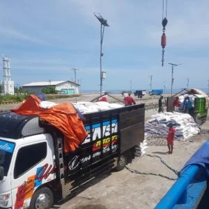 Awal Tahun, 1.000 Ton Beras Sumbawa Dikirim ke NTT