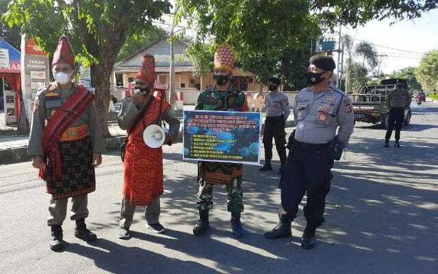 TNI, Polri dan Satpol PP ini menggunakan pakaian adat