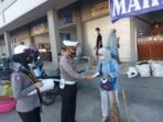 Satlantas Polres Sumbawa Sosialisasi Prokes dan Bagi Masker di Pasar Seketeng