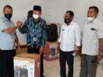 Ridwan SP Serahkan Bantuan Portable Speaker untuk 12 RW di Seketeng
