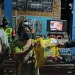 Satlantas Polres Sumbawa Beri Bantuan Sembako untuk Jukir dan PKL