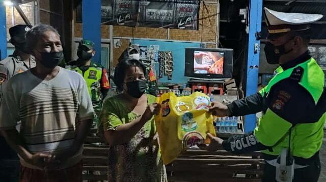 Satlantas Polres Sumbawa Beri Bantuan Sembako untuk Jukir dan PKL