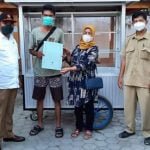 Ansori Serahkan Gerobak Dorong untuk Pedagang Kecil