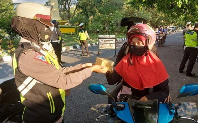 polres sumbawa beri hadiah