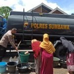 Polres Sumbawa Salurkan Air Bersih di Desa Hijrah