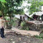 Dihantam Air Bah, Talud Pengaman Kali Desa Nijang Ambruk