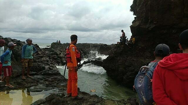 pencarian korban terseret ombak