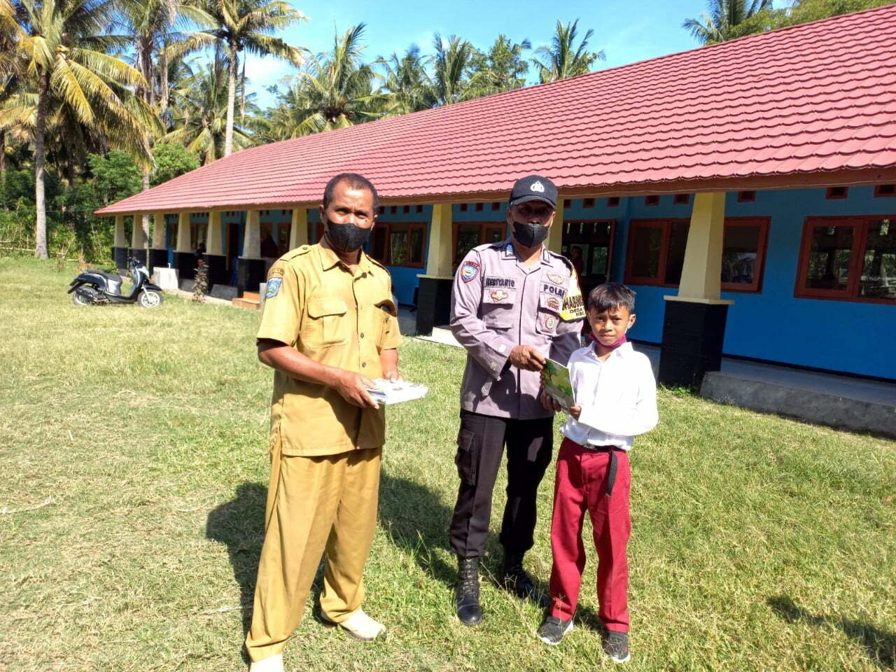 Usai Divaksin, Siswa SD di Buer Diberi Hadiah