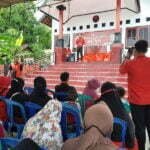 DPC PDIP Sumbawa Serahkan Bantuan Beras Puan Maharani