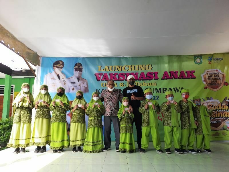 Bupati Sumbawa Serahkan KIA Kepada Siswa SD