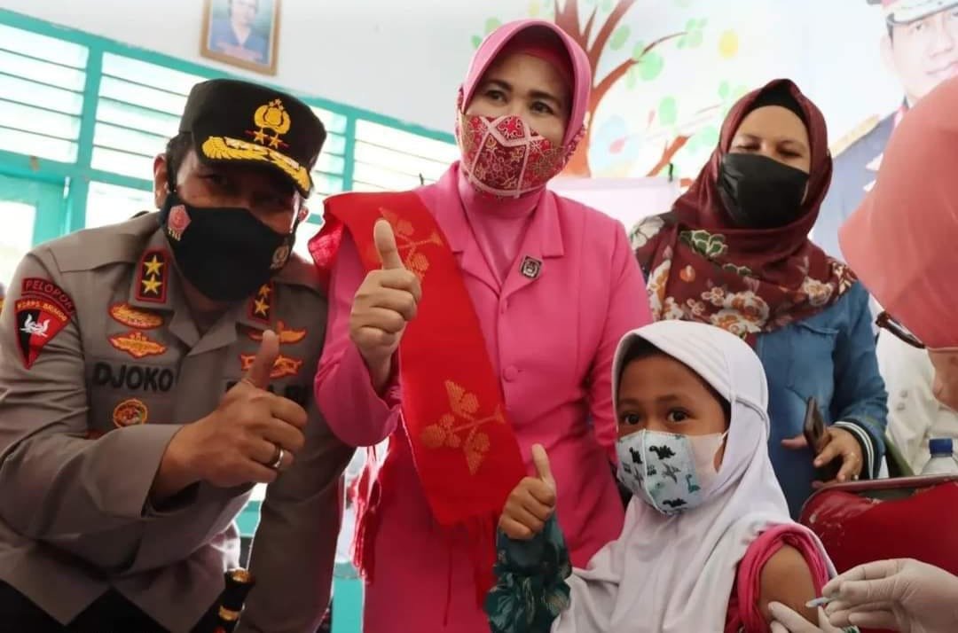 Kapolda Bersama Ketua Bhayangkari NTB Pantau Vaksinasi Anak di Sumbawa