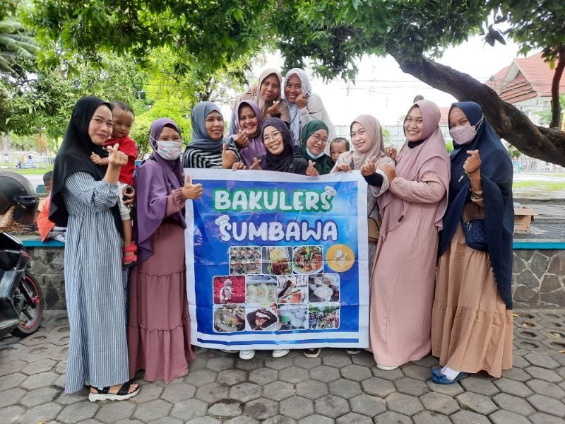 Jumat Berkah, Bakulers Sumbawa Berbagi untuk Sesama