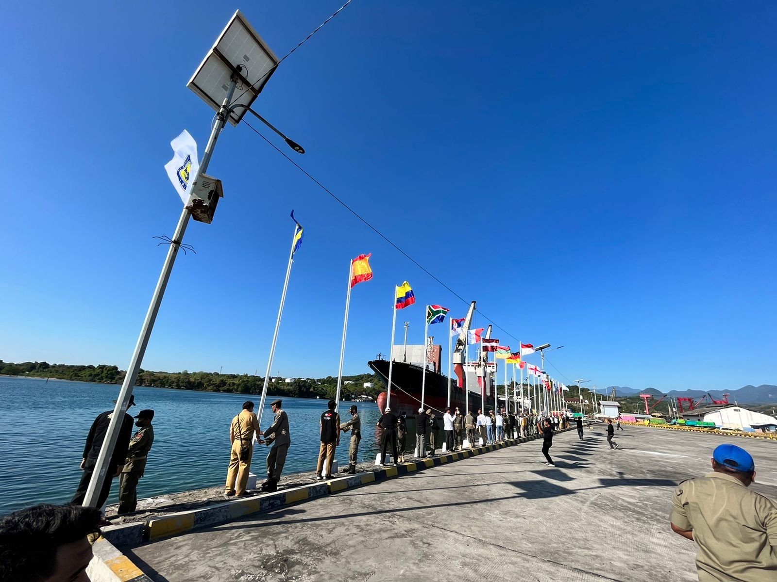 Bendera Peserta MXGP Samota Berkibar di Pelabuhan Badas