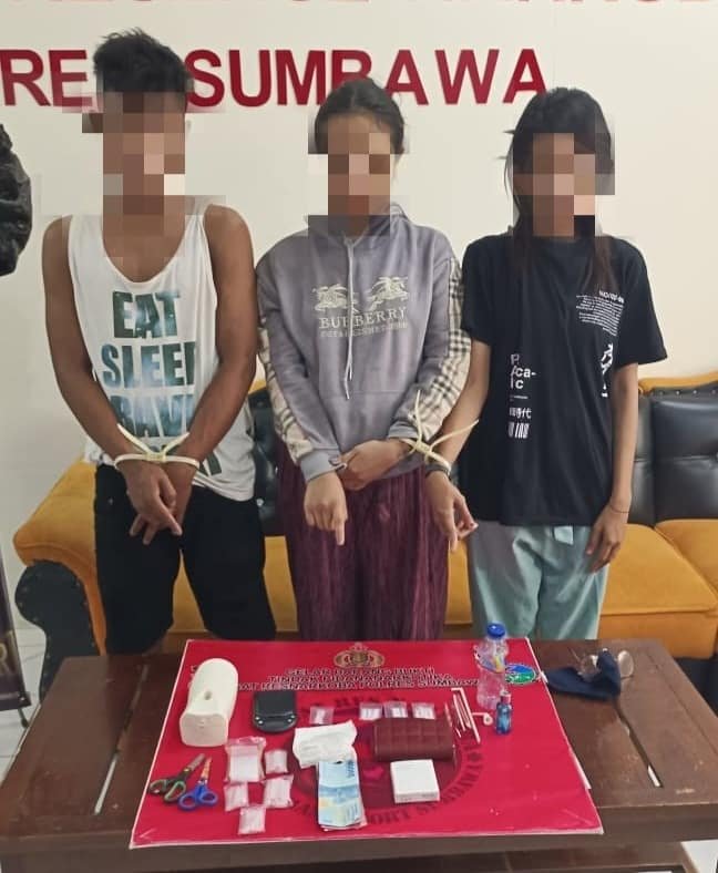 Diduga Pesta Narkoba, Dua Perempuan Ini Ditangkap Polisi