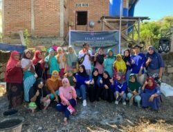 Mahasiswa KKL UNSA Desa Lamenta Latih Warga Budidaya Maggot dan Holtikultura