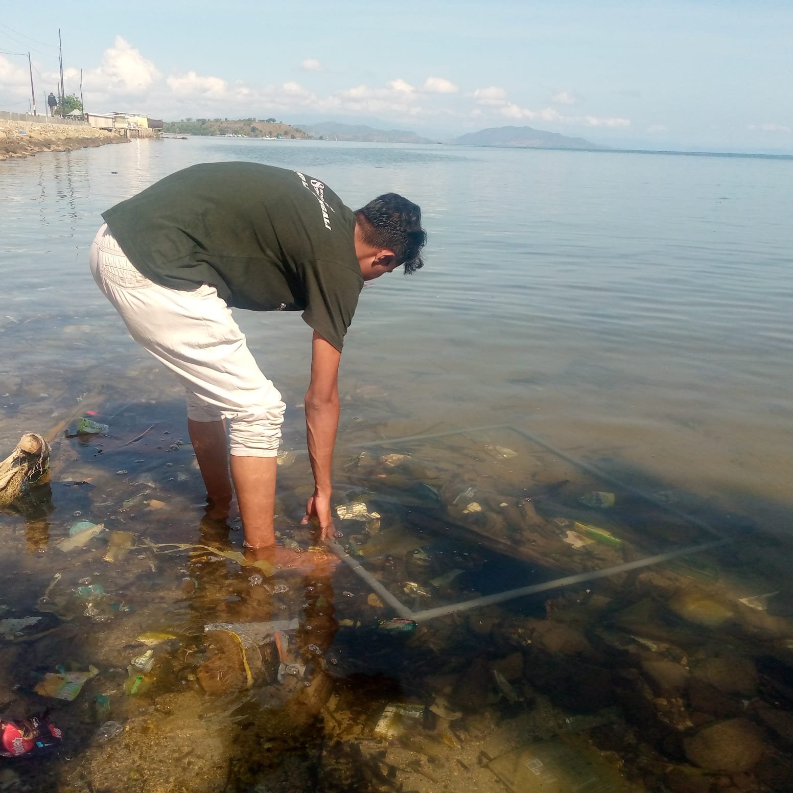 Pasca Covid-19, Tim Riset Mahasiswa UNSA Teliti Dampak Limbah Masker di Teluk Saleh