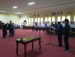 Lantik Dirut Perumdam Batulanteh, Bupati Ingatkan Peningkatan Layanan dan Rehabilitasi Jaringan