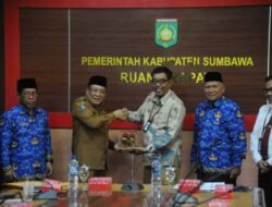 Bupati Sumbawa Terima Penghargaan dari Menteri Keuangan