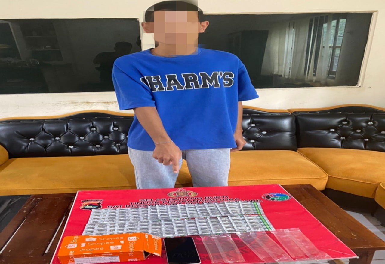 Jemput Paket, Pria Ini Diamankan ke Polres Sumbawa