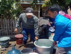 GNRM UNSA: MAHASISWA BARU UNSA LAKUKAN KEGIATAN SOSIAL PENDAMPINGAN DROPPING AIR BERSIH DI DAERAH TERDAMPAK KEKERINGAN